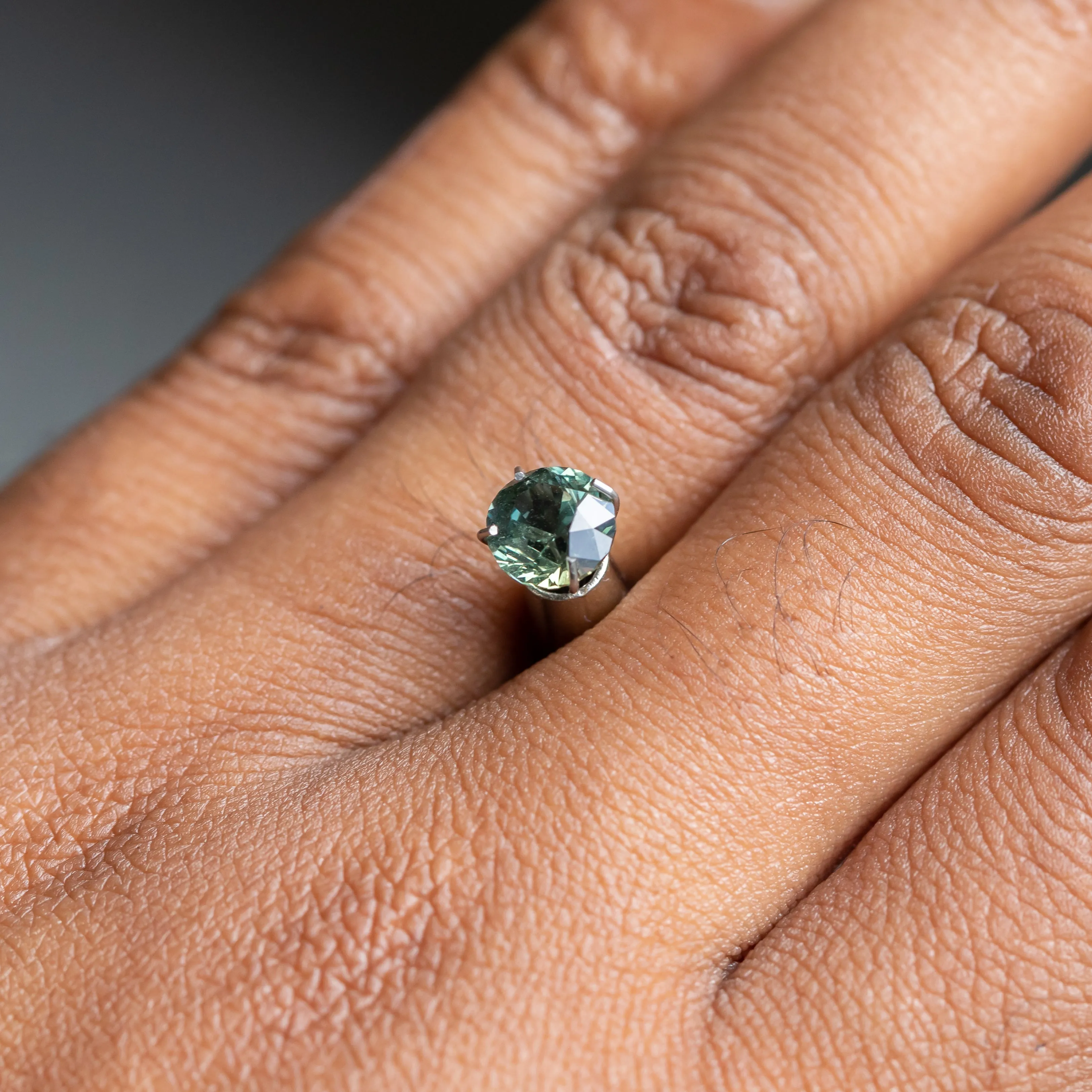 1.46CT ROUND SONGEA SAPPHIRE, COLOR SHIFTING GREEN TO GREY, 6.66X4.64MM UNTREATED