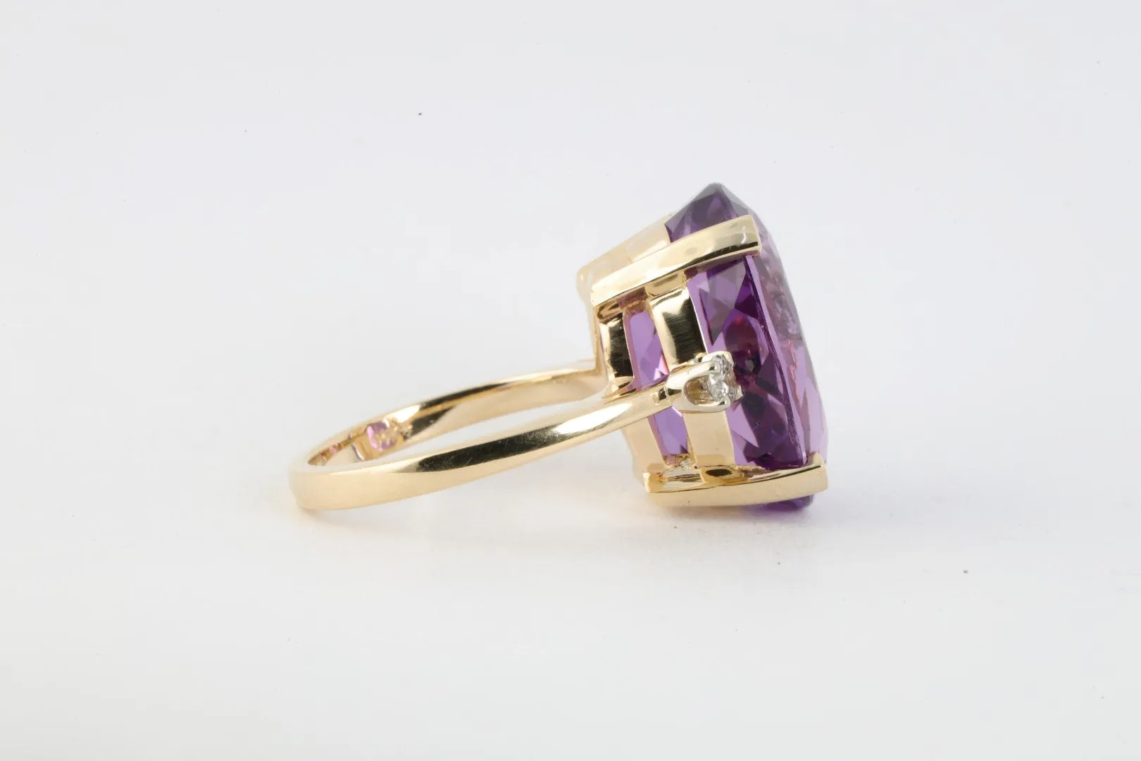 14k Yellow Gold 11.20tcw Amethyst & 0.16tcw Diamond Ring Size 6 (7.25g.)